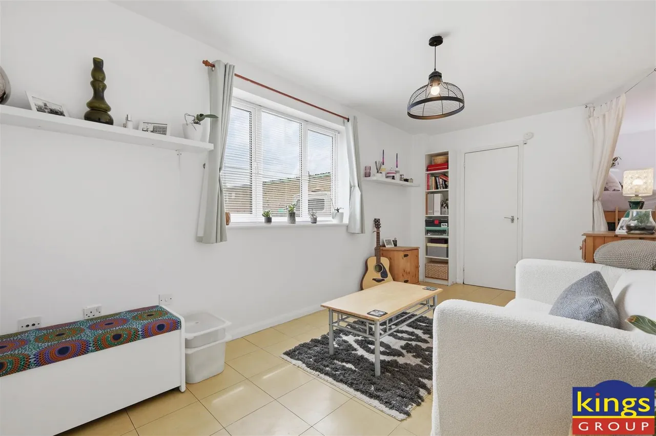 Liden Close, London, photo 2