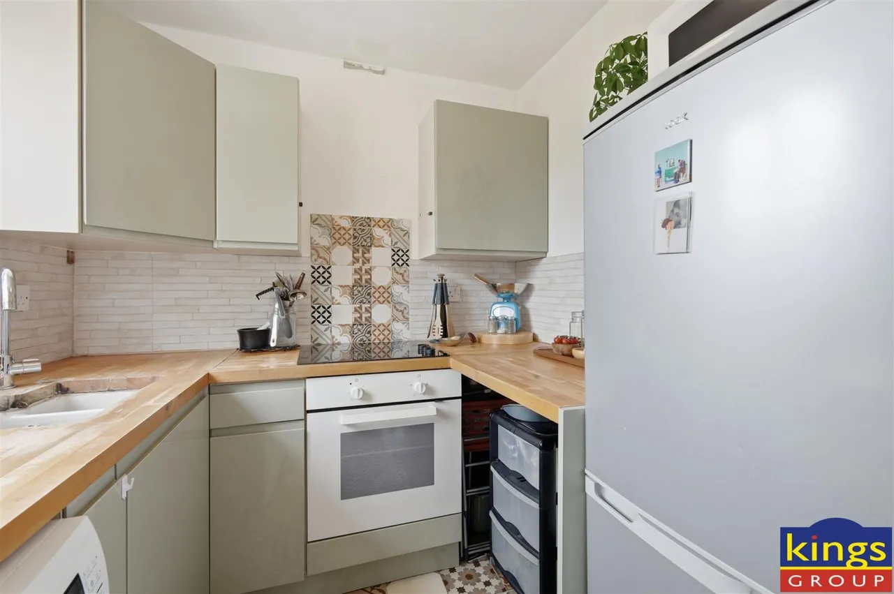 Liden Close, London, photo 6