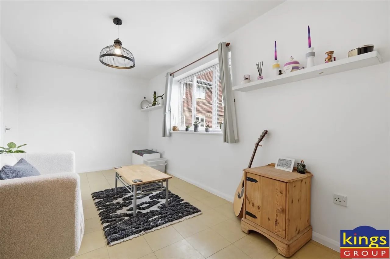 Liden Close, London, photo 4