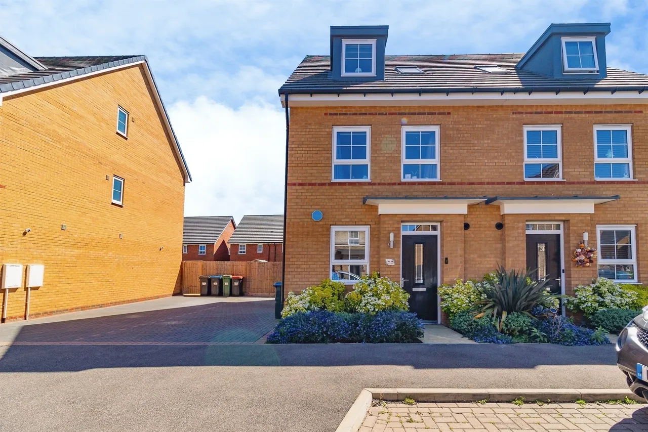 4 bed house for sale, Defiance Avenue, Brooklands, MK10