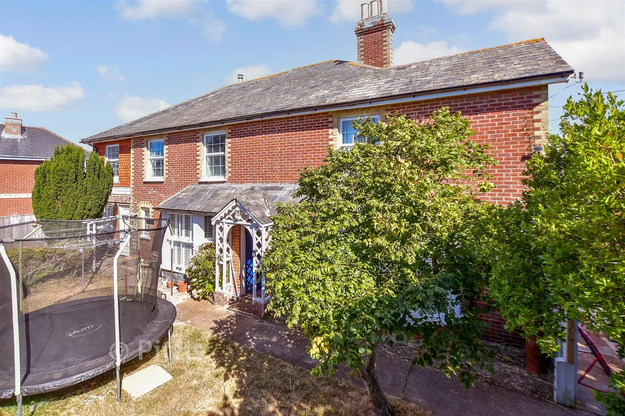 5 bed house for sale, High Street, Freshwater, PO40