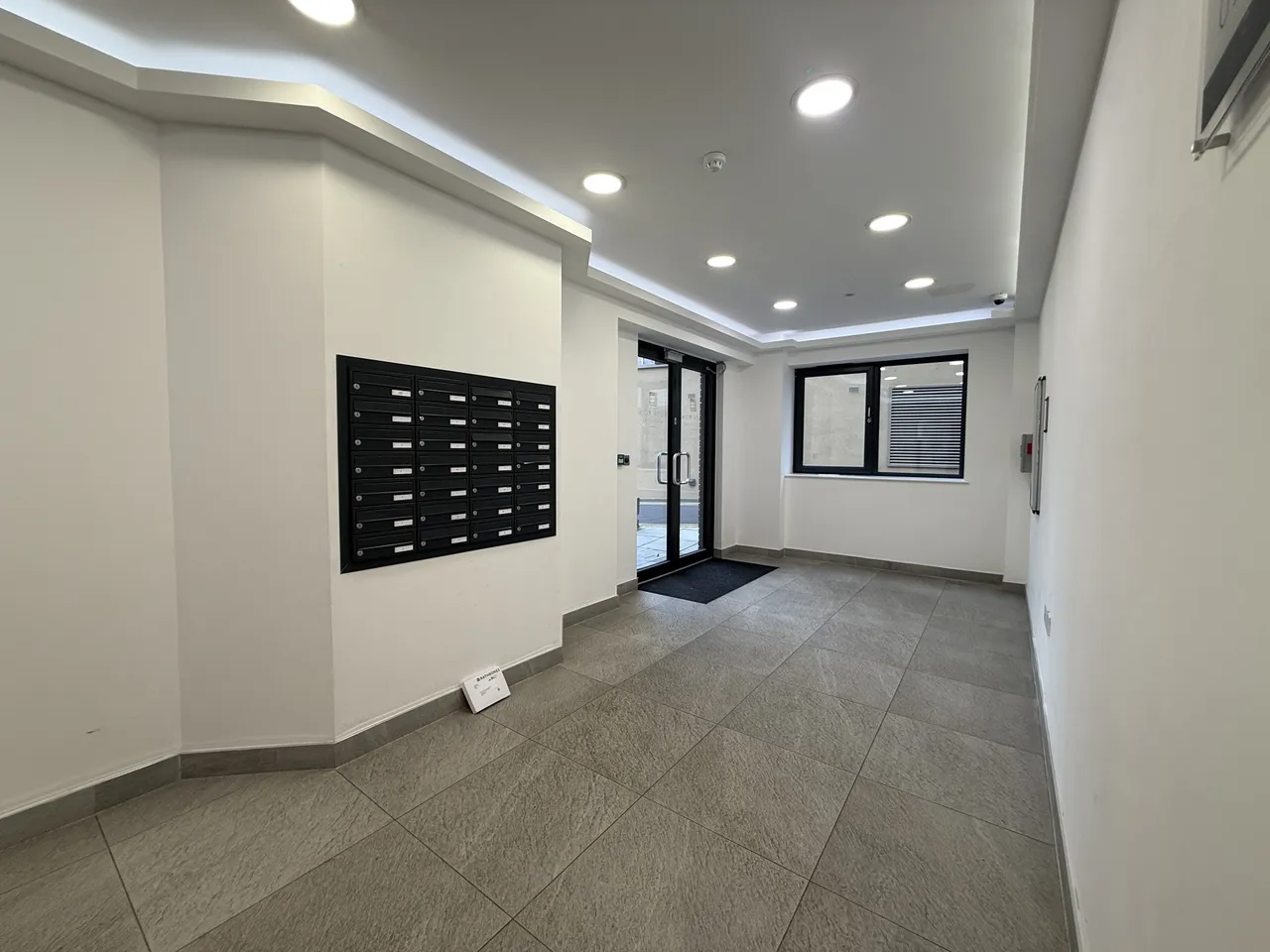 High road, London, N20, photo 13