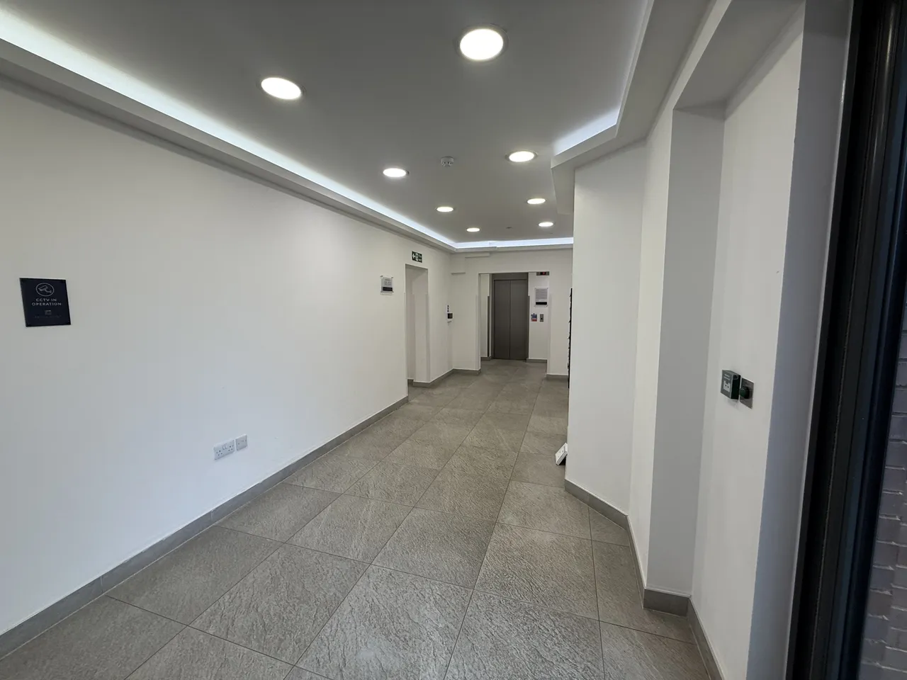 High road, London, N20, photo 14