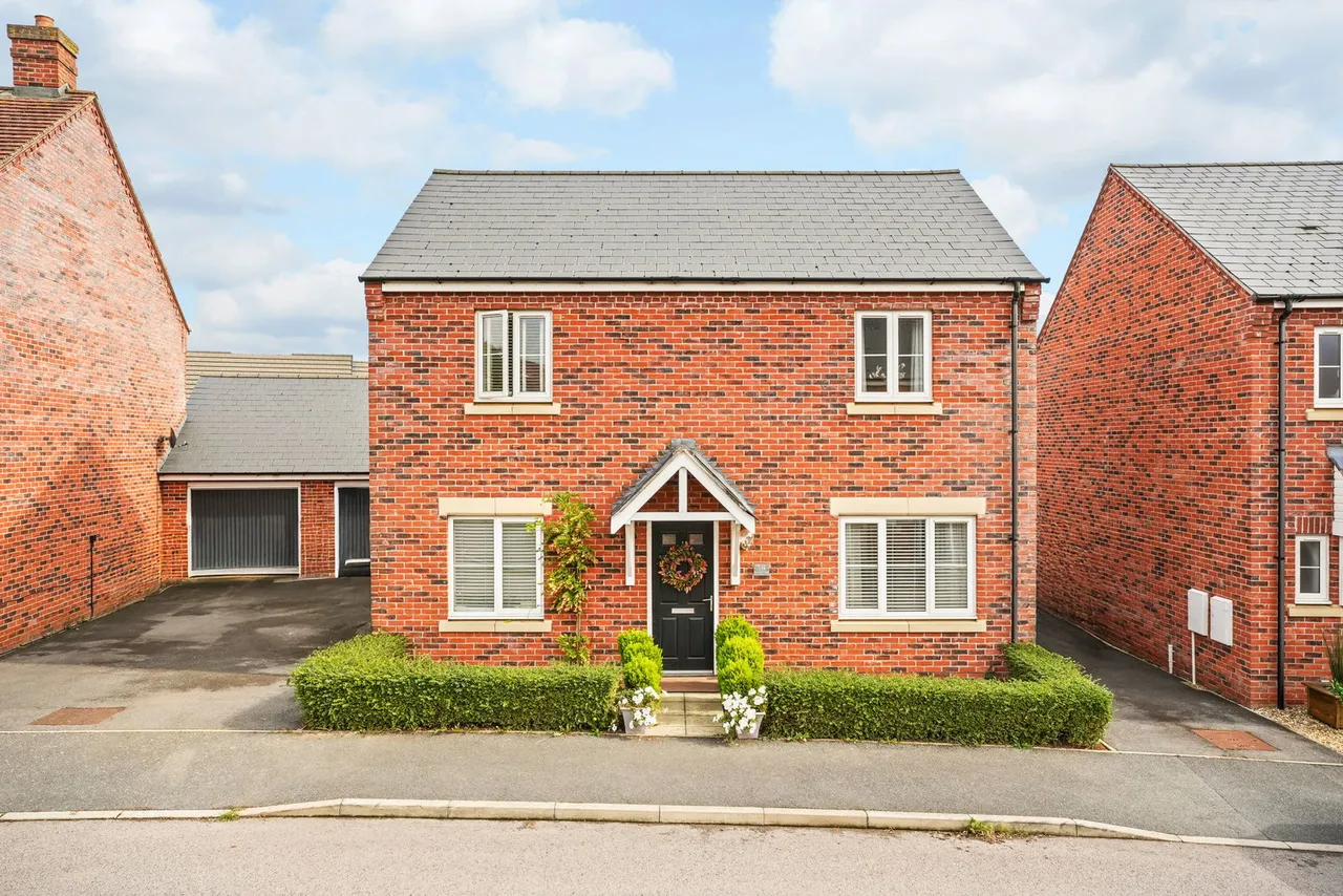 3 bed house for sale, Brampton Grange Drive, Daventry, NN11