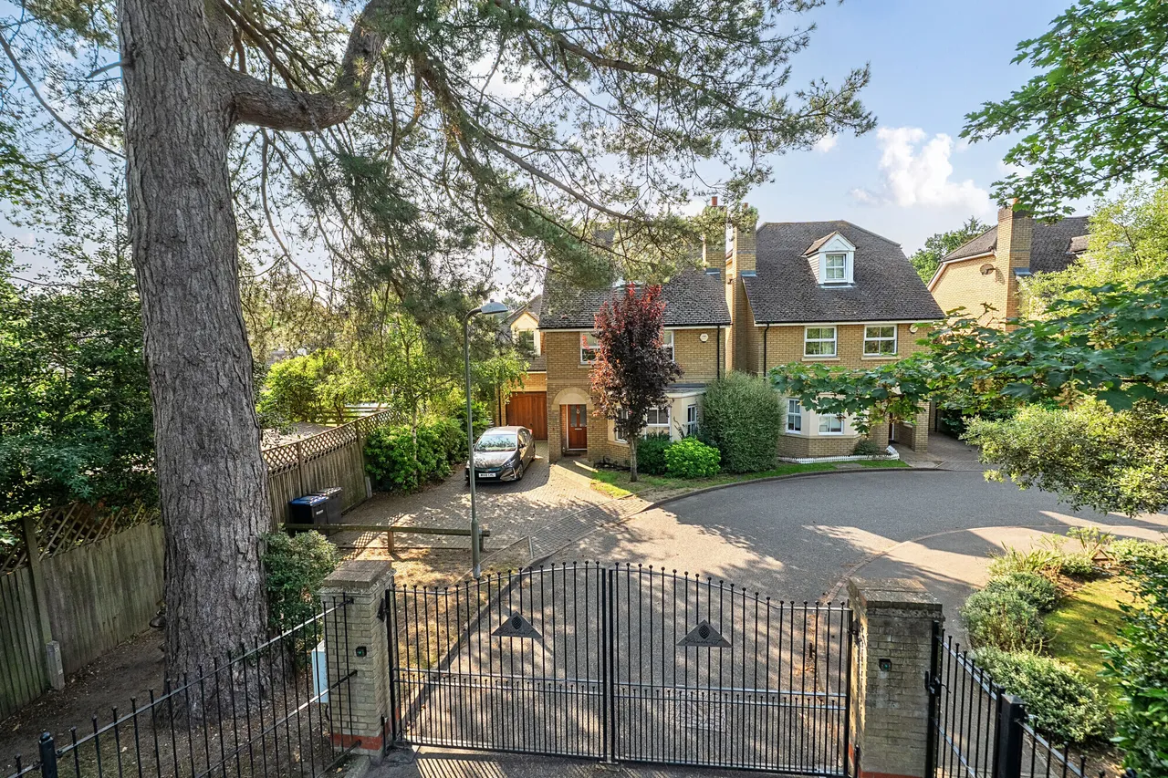4 bed house for sale — London Road, Egham, TW20
