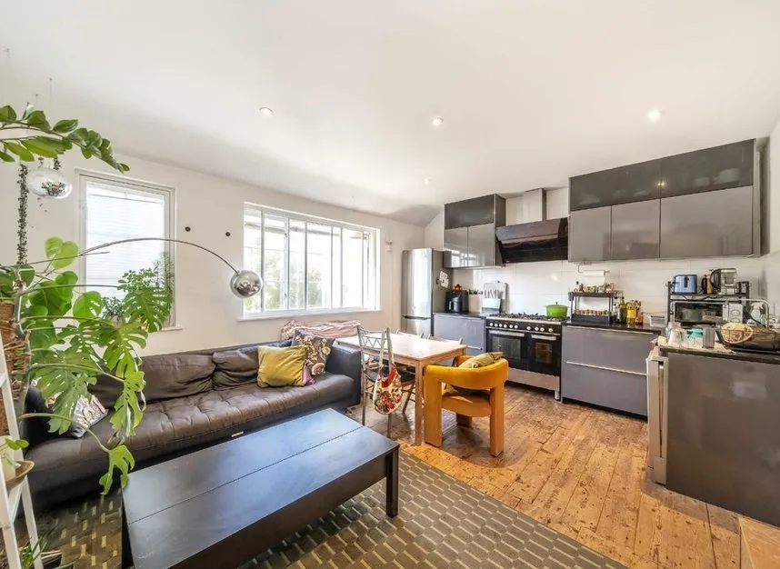 2 bed flat for sale, Caledonian Road, Holloway, N7