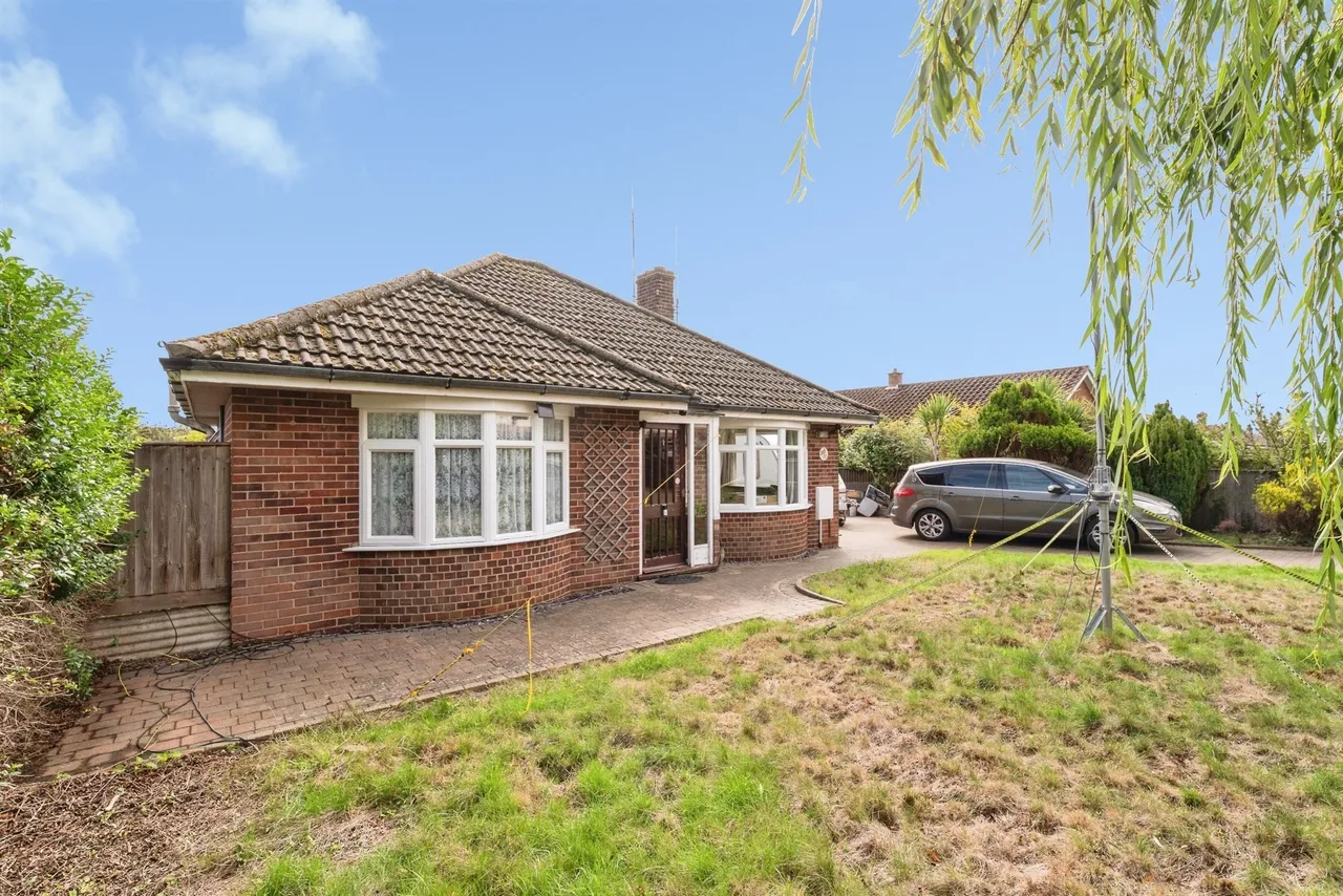 3 bed house for sale — Roughton Road, Cromer