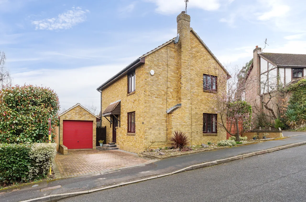 4 bed house for sale — Penshurst Rise, Frimley, Camberley, Surrey, GU16 8XX