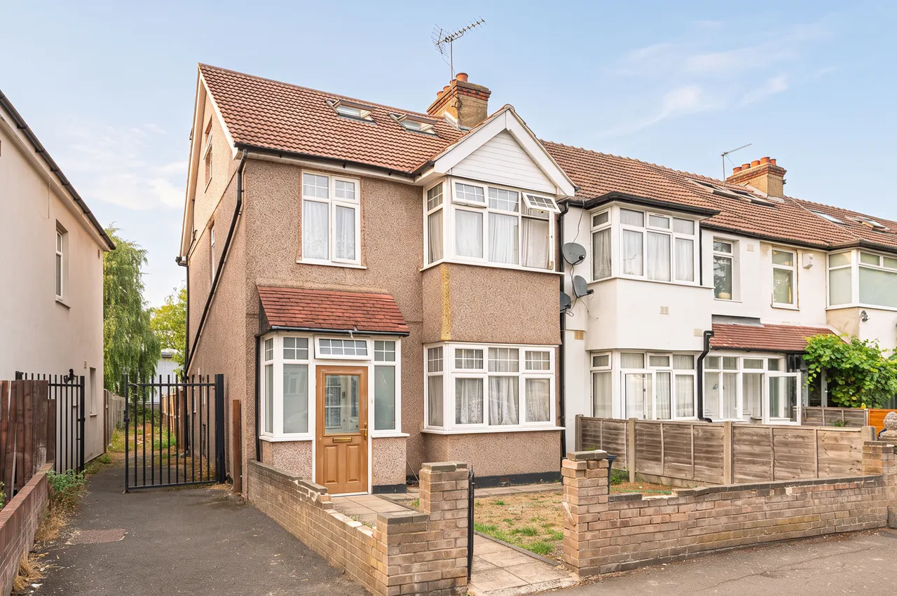 4 bed house for sale — 29 Wesley Avenue, London