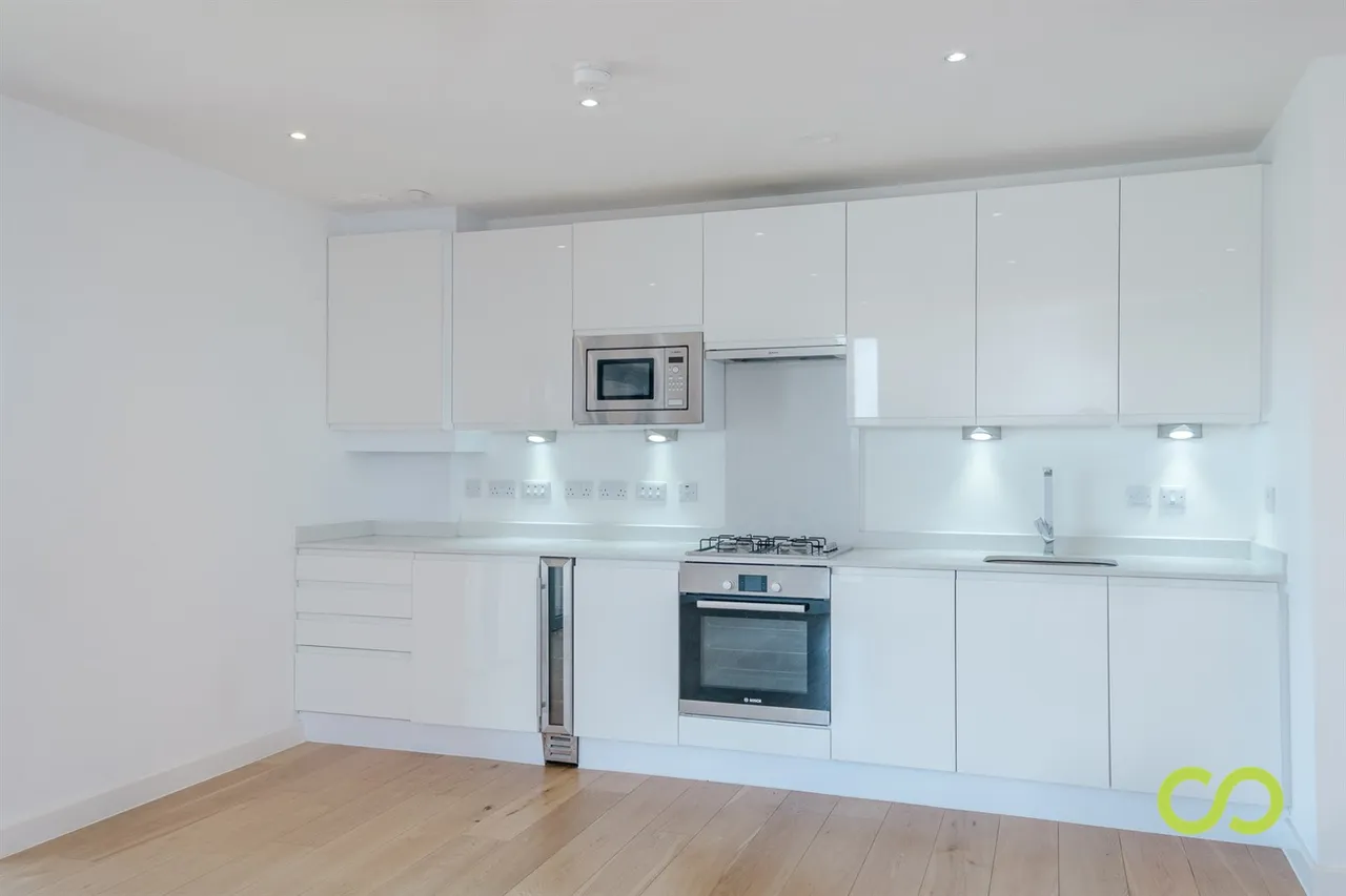 1 bed flat to rent — 335-337 Bromley Road, London, SE6 2DR
