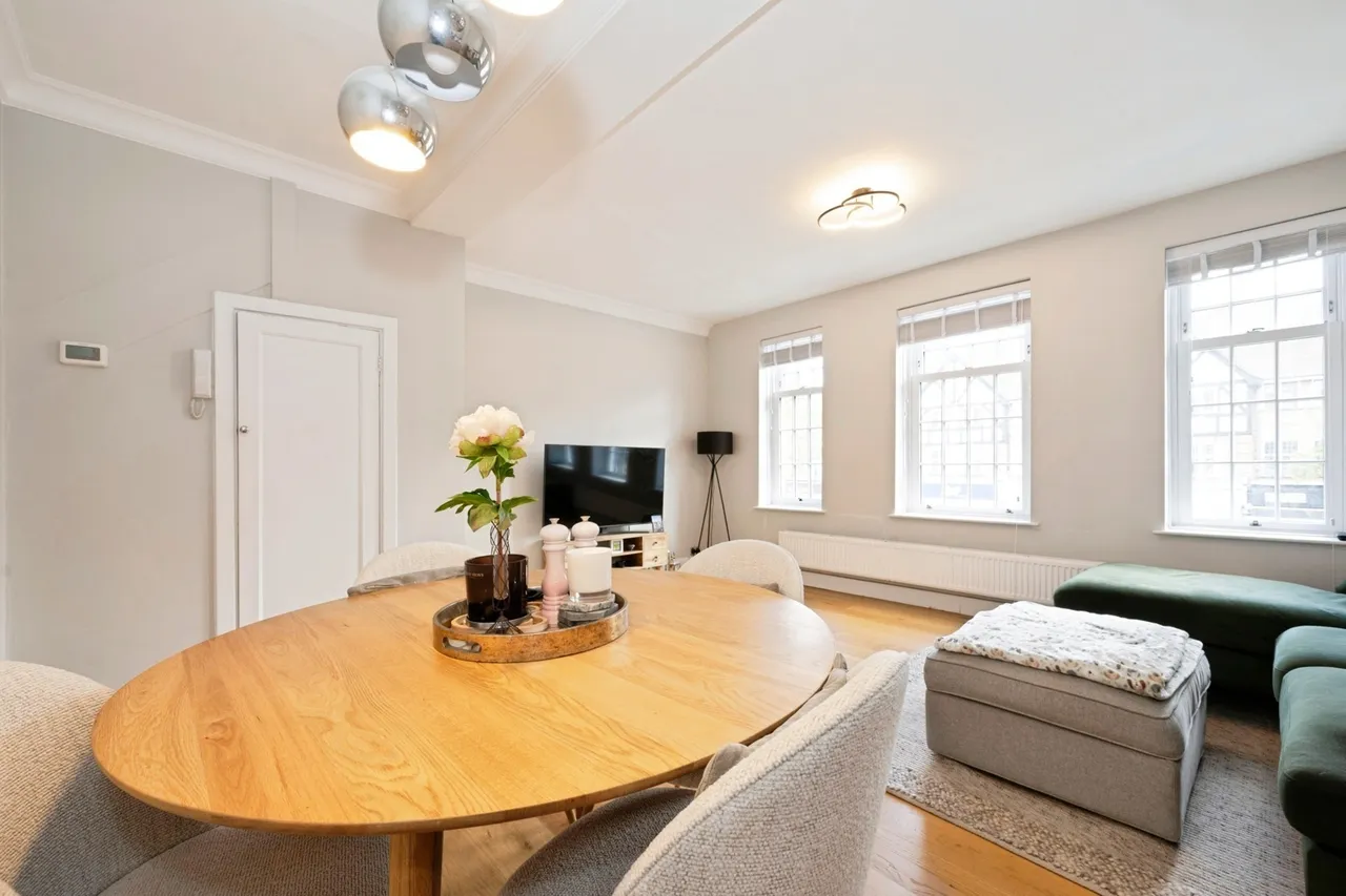 High Street, Esher, KT10, photo 4