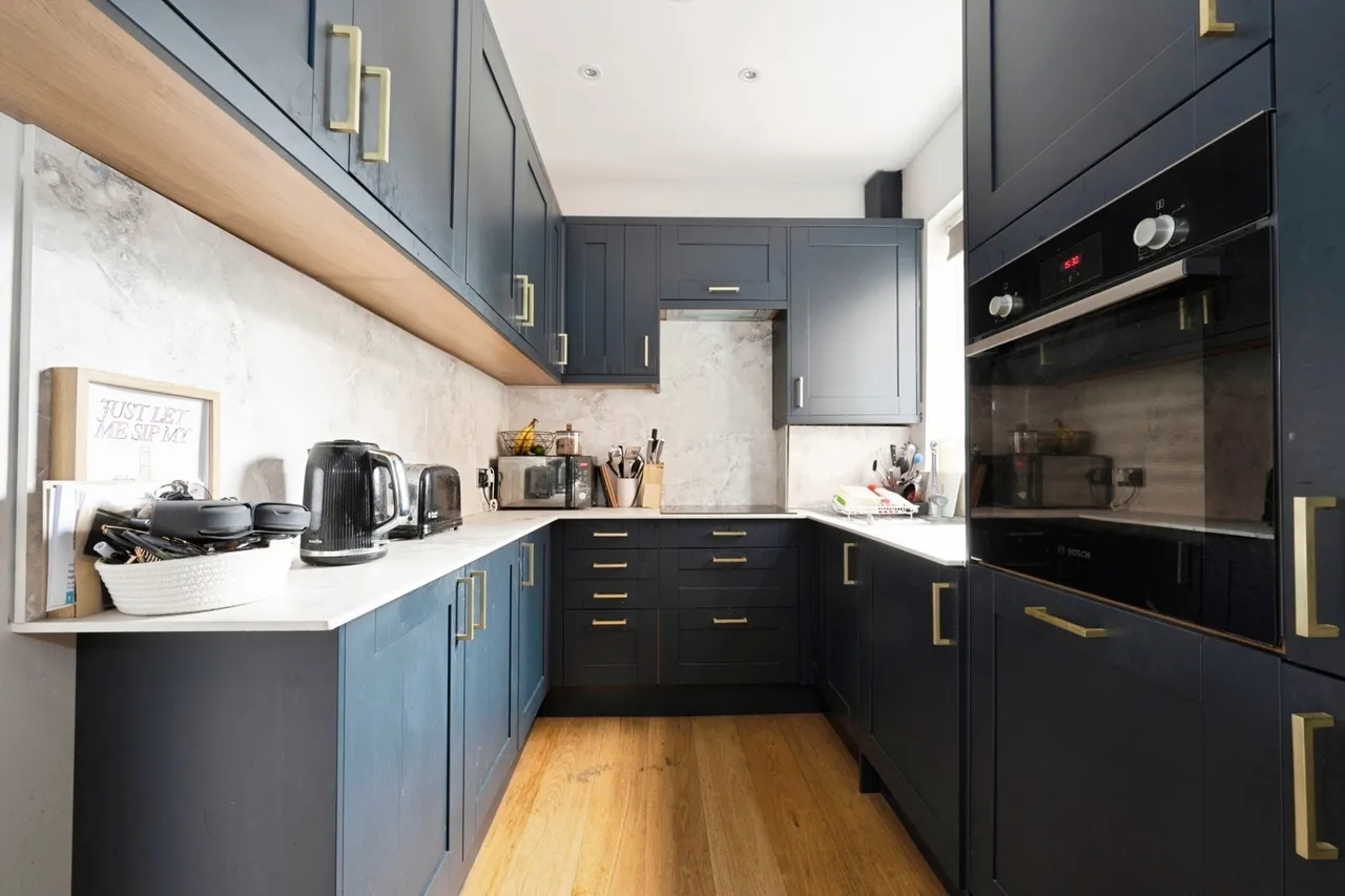 High Street, Esher, KT10, photo 3
