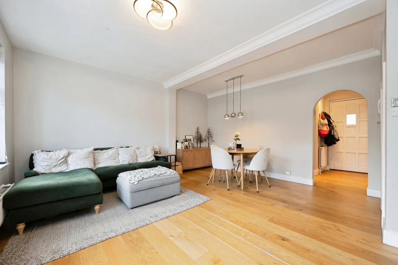 High Street, Esher, KT10, photo 5