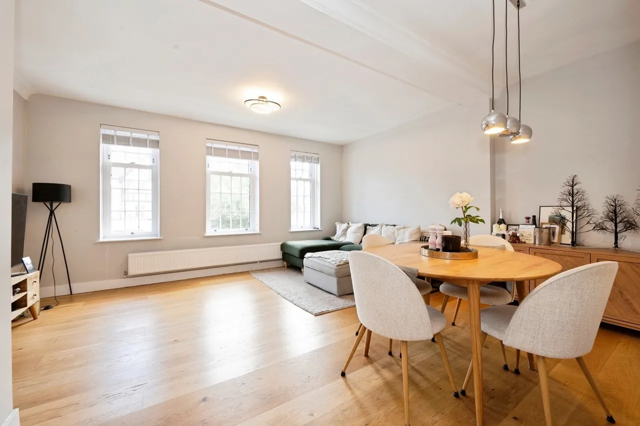3 bed flat for sale, High Street, Esher, KT10