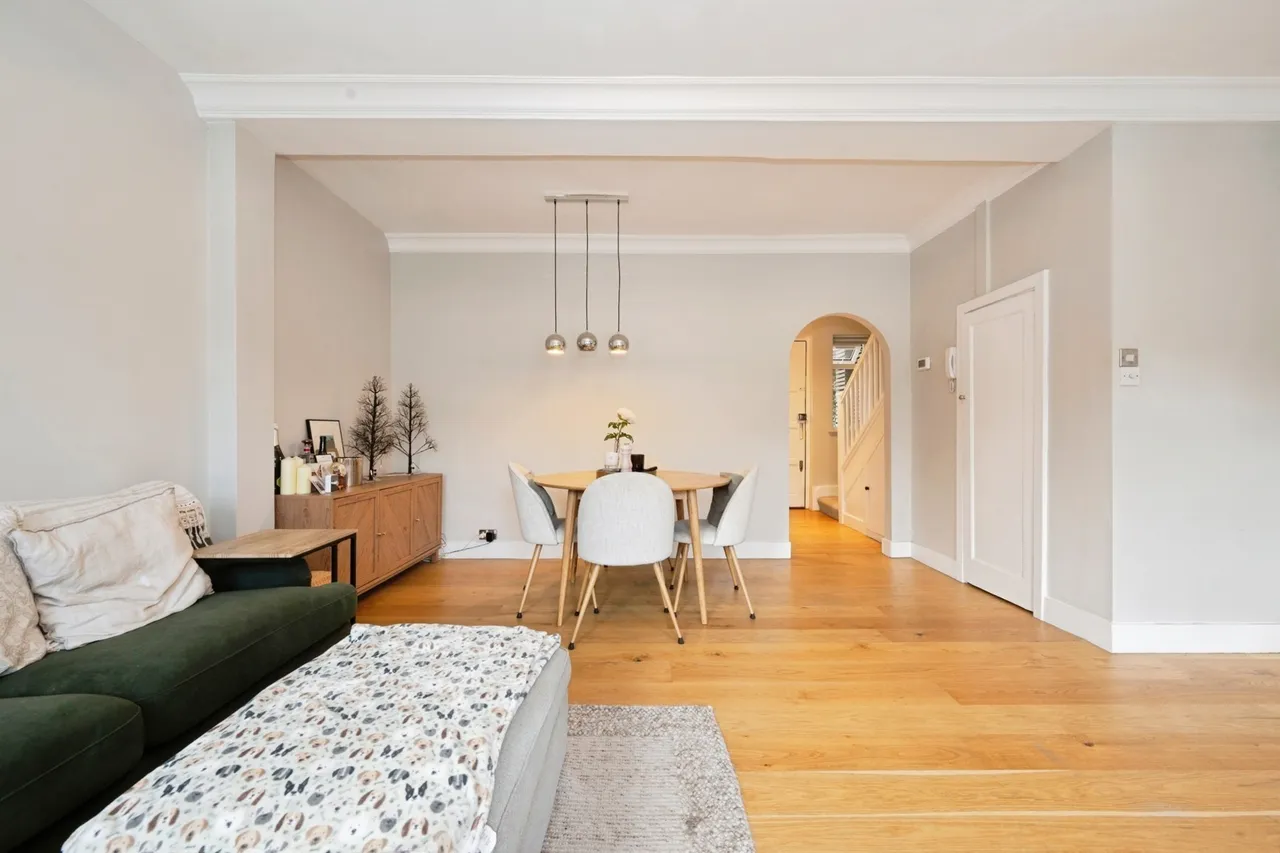 High Street, Esher, KT10, photo 13
