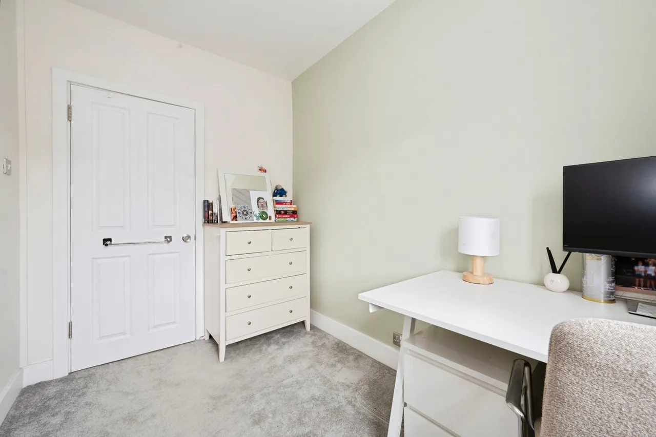 High Street, Esher, KT10, photo 9