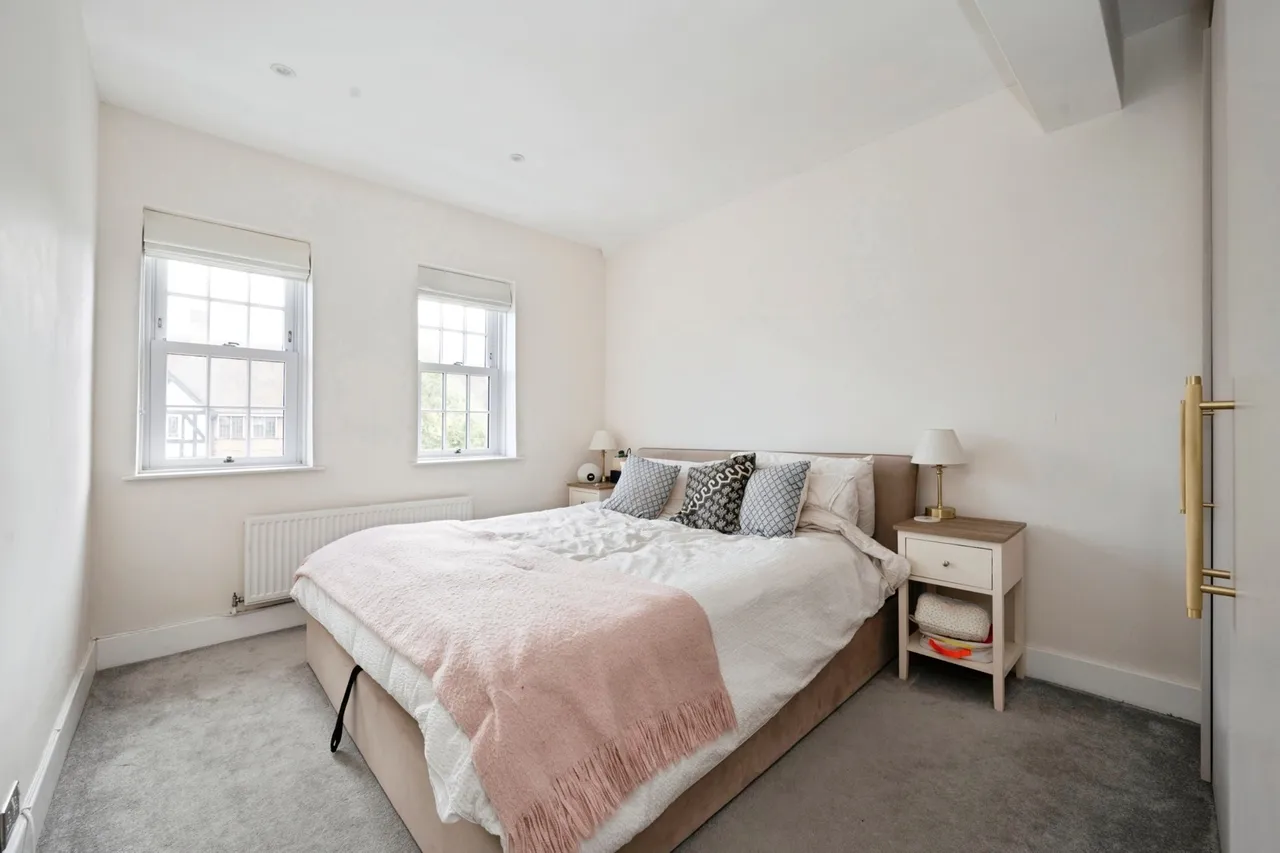 High Street, Esher, KT10, photo 8