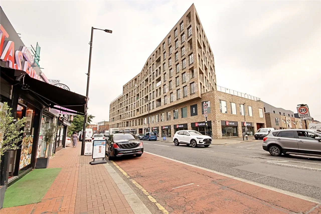 2 bed property for sale, Fore Street, London