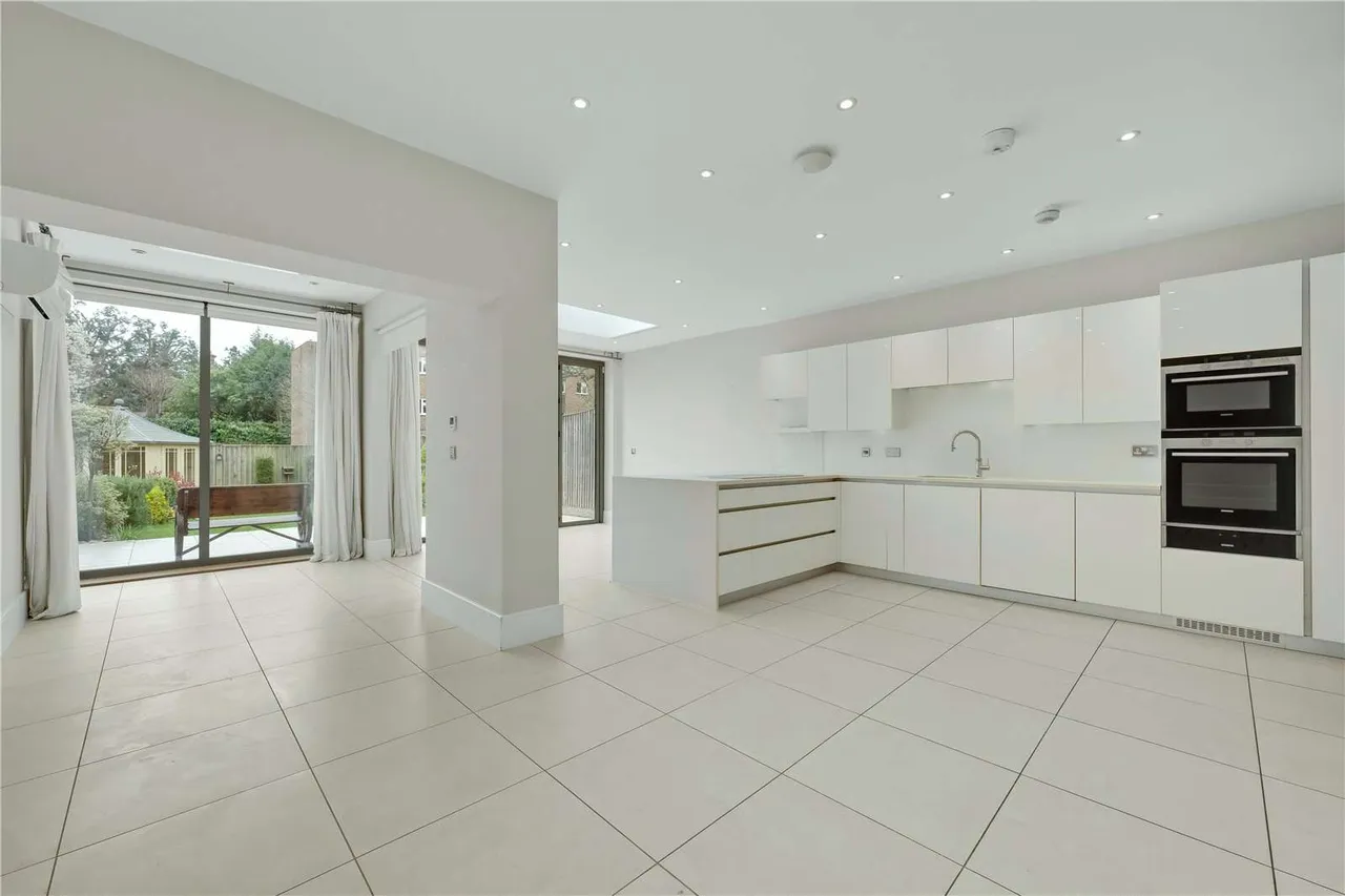 Sycamore Court, Oatlands Chase, Weybridge, Surrey, KT13 9RS, photo 9