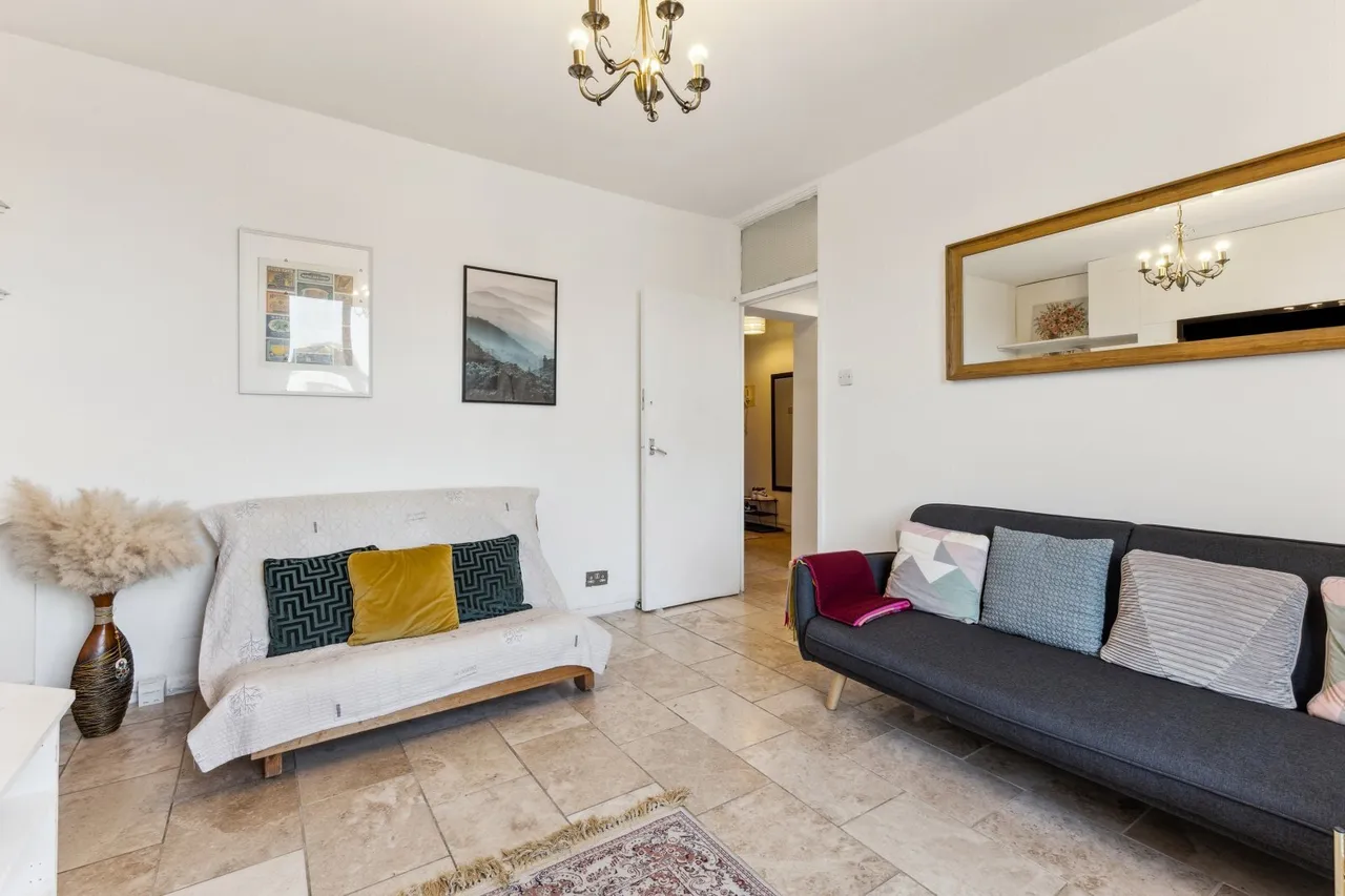 Wandsworth Road, London, SW8, photo 4