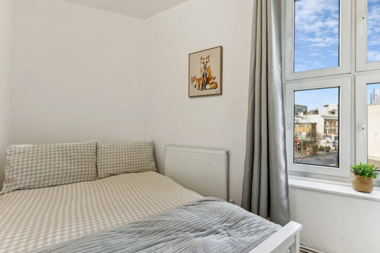 Wandsworth Road, London, SW8, photo 9