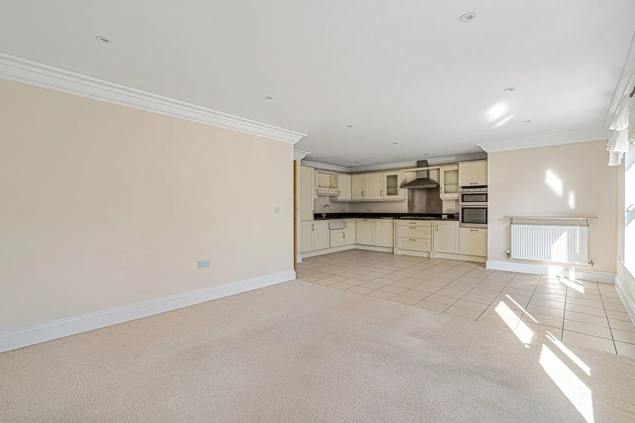 Franklin Court, Wormley, GU8, photo 2