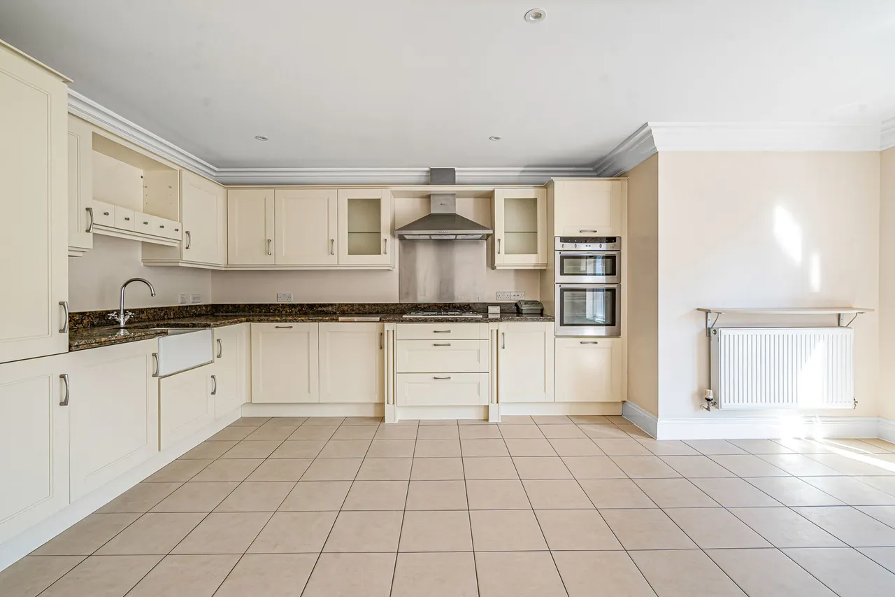 Franklin Court, Wormley, GU8, photo 3