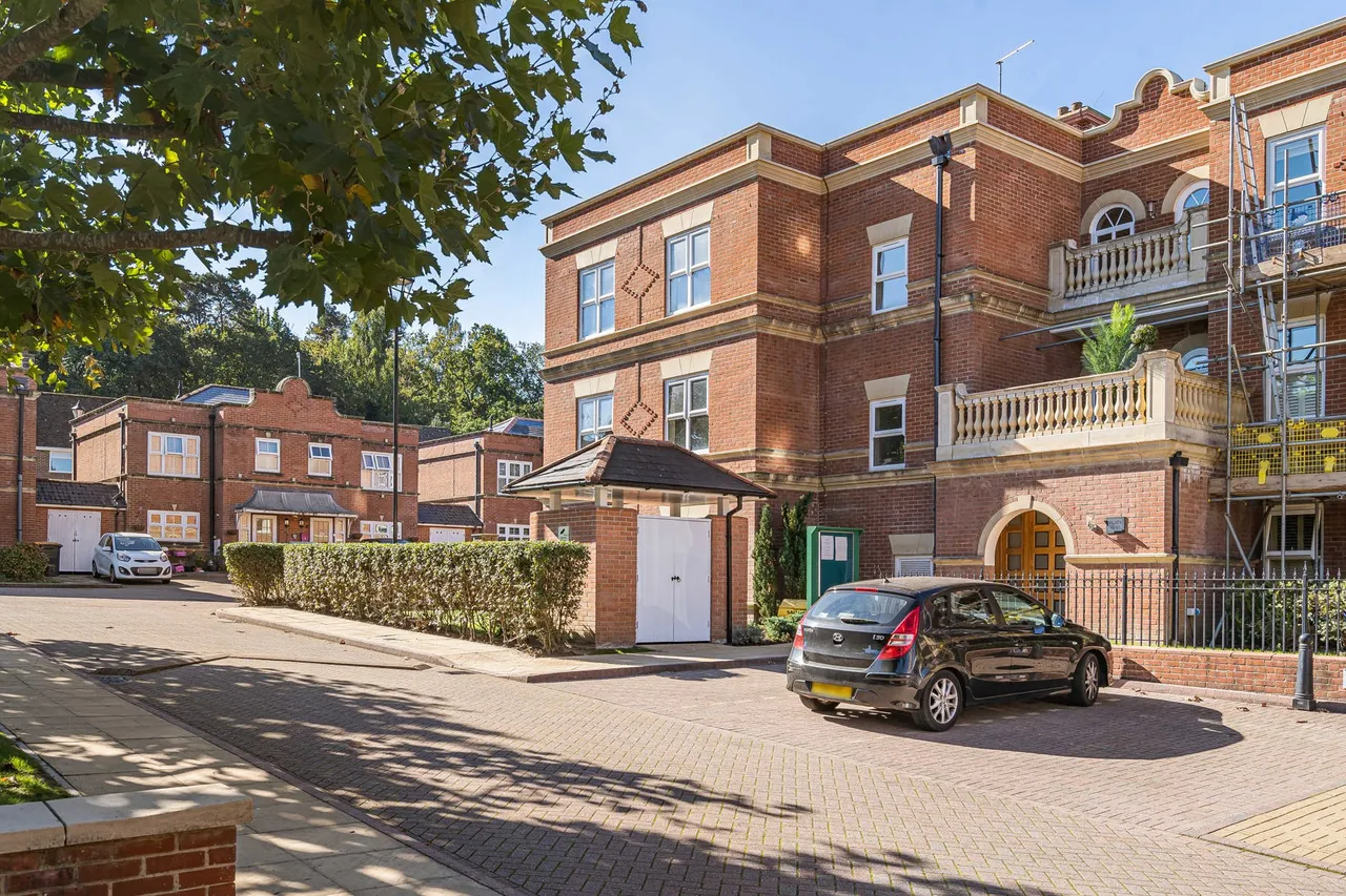 Franklin Court, Wormley, GU8, photo 14
