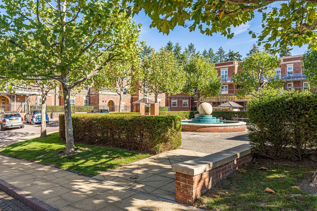 Franklin Court, Wormley, GU8, photo 13