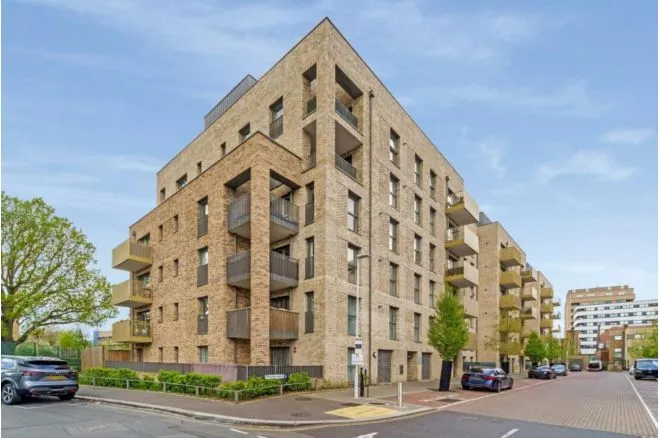 2 bed flat for sale, Selbourne Avenue, Hounslow, TW3