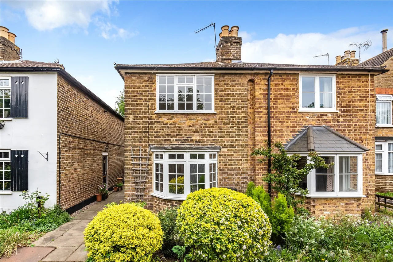 2 bed property for sale — School Walk, Lower Sunbury, TW16 6RB