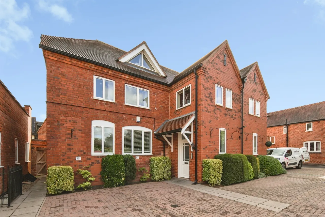 2 bed flat for sale, Station Road, Balsall Common, CV7