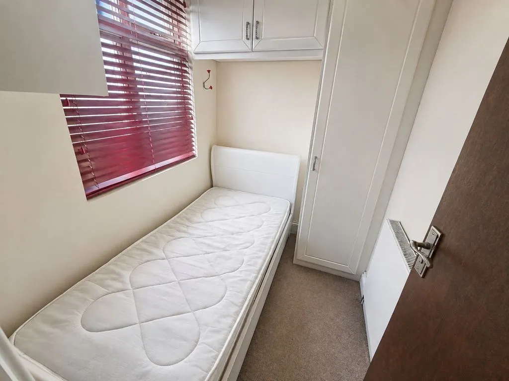 Golden Crescent, Hayes UB3 1AQ, photo 9