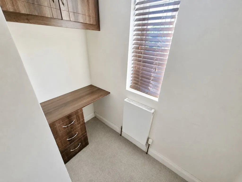 Golden Crescent, Hayes UB3 1AQ, photo 10