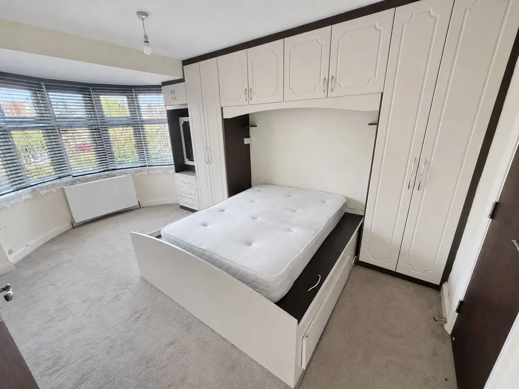 Golden Crescent, Hayes UB3 1AQ, photo 6