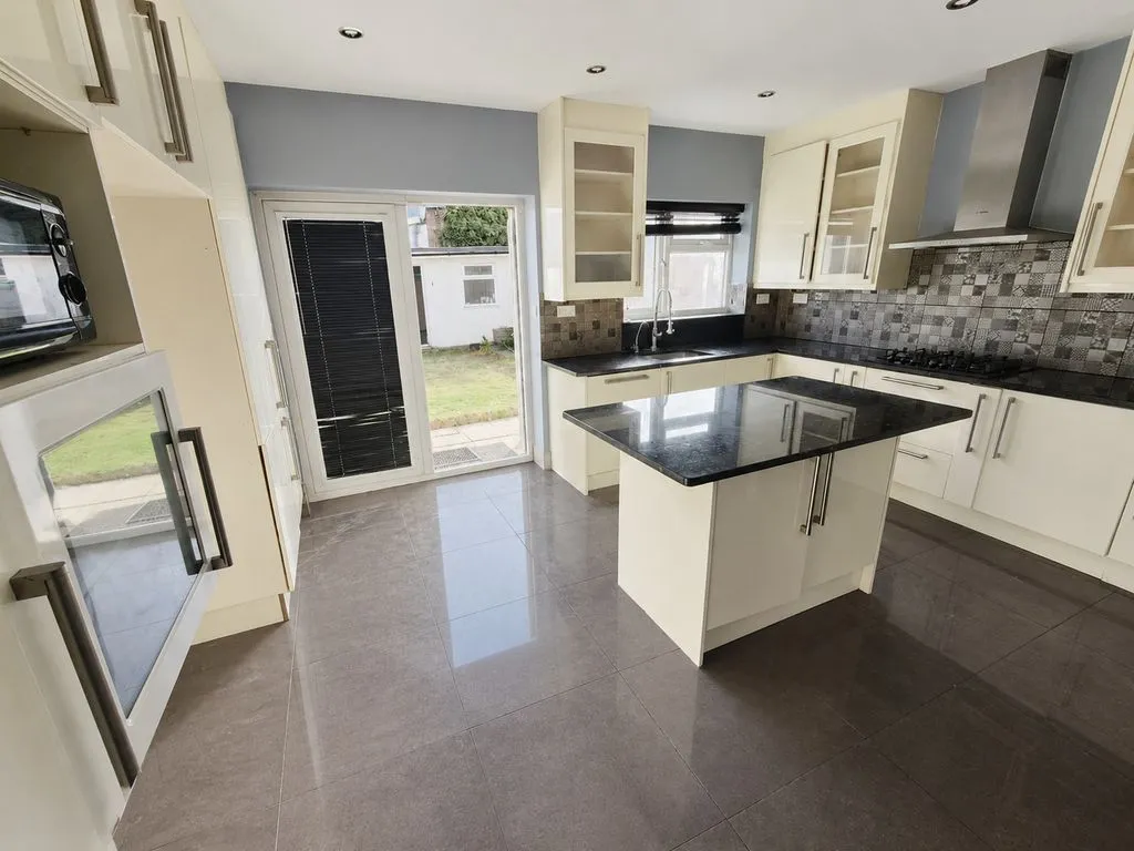 Golden Crescent, Hayes UB3 1AQ, photo 2