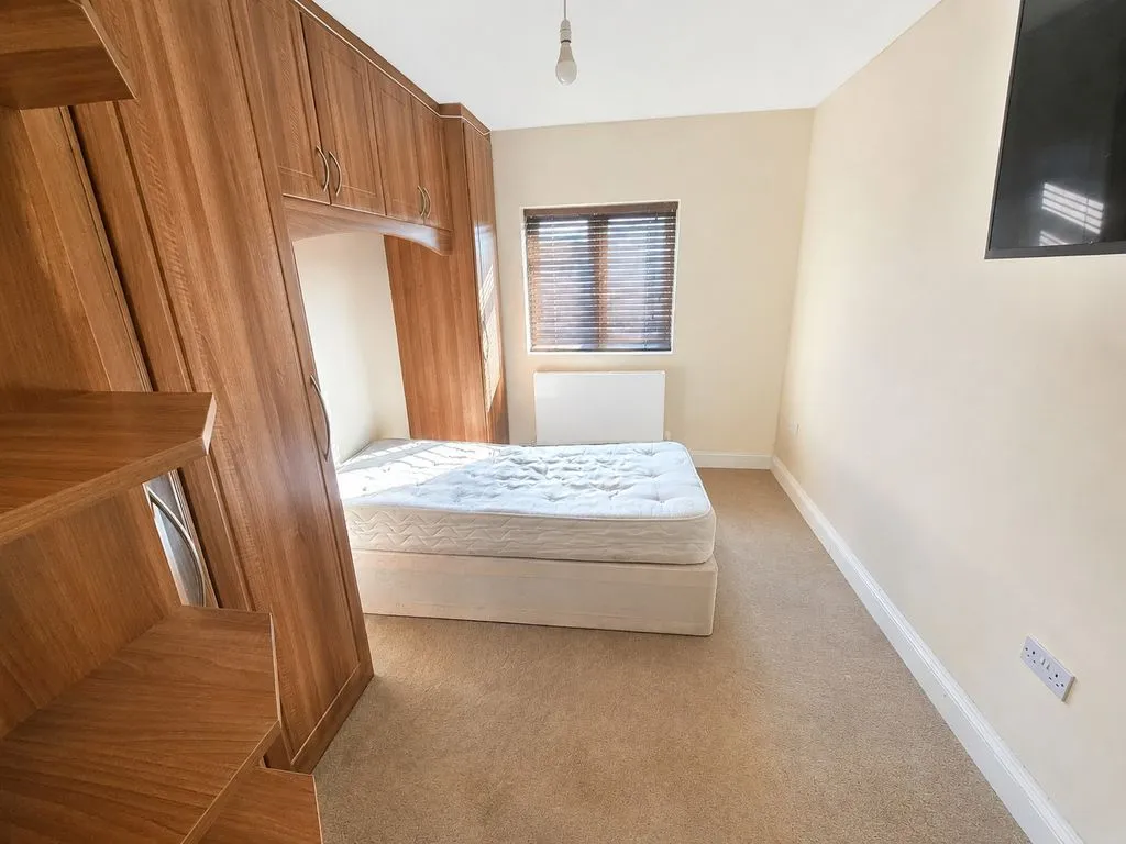 Golden Crescent, Hayes UB3 1AQ, photo 7