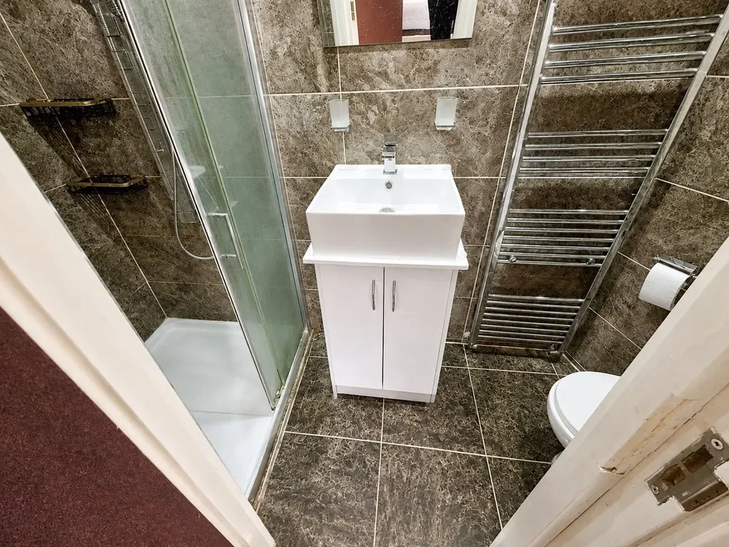 Golden Crescent, Hayes UB3 1AQ, photo 12