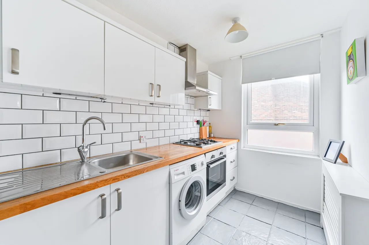 99 Wivenhoe Close, London, photo 4