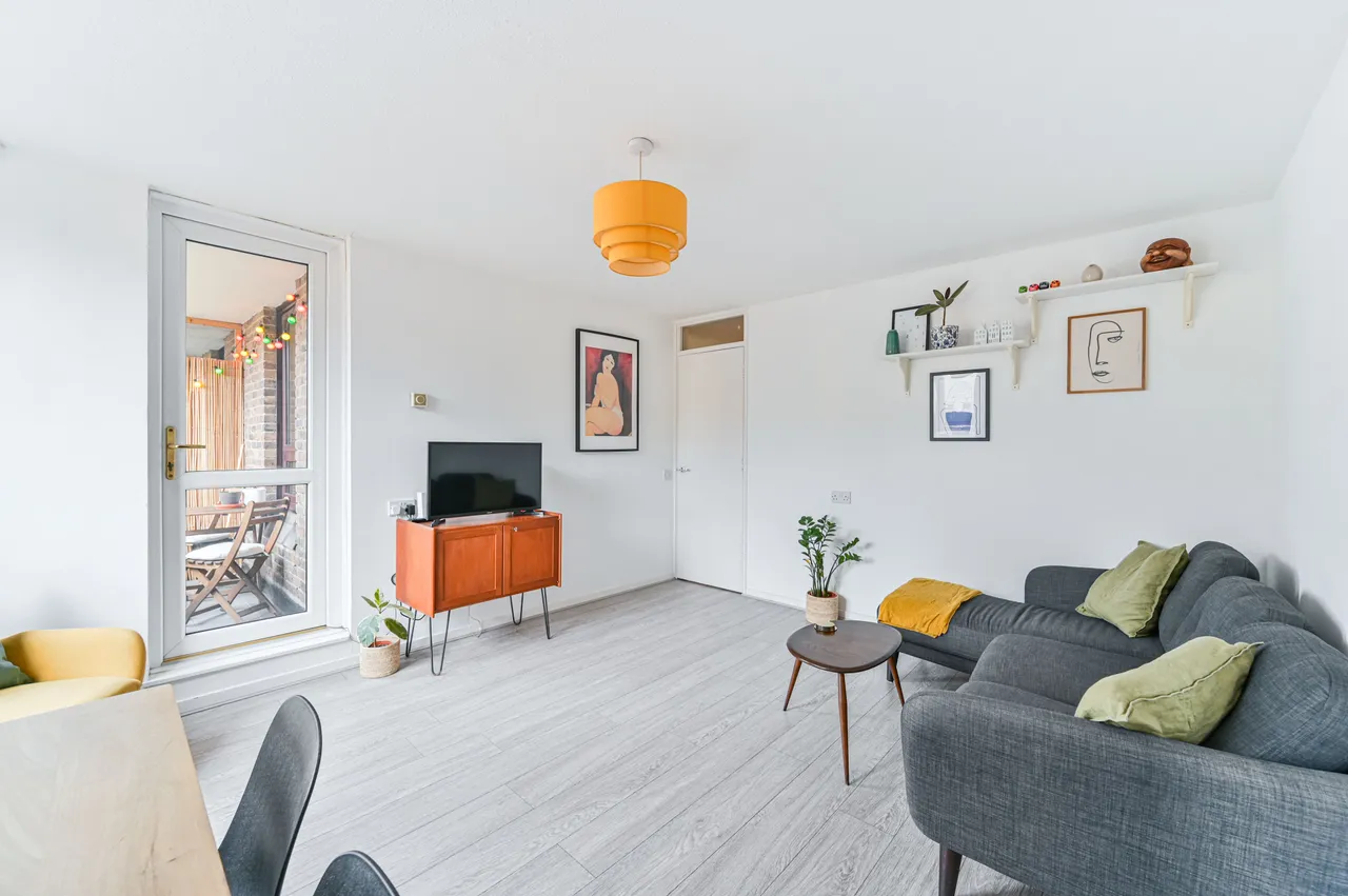 99 Wivenhoe Close, London, photo 2