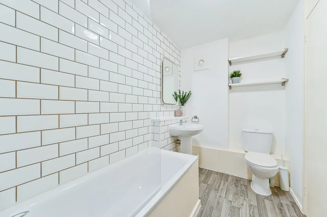 99 Wivenhoe Close, London, photo 5