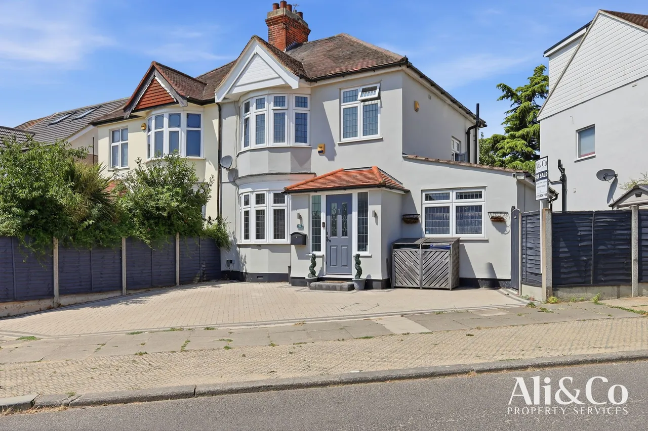 3 bed house for sale — Lenmore Avenue, Grays, Essex, RM17 5NY