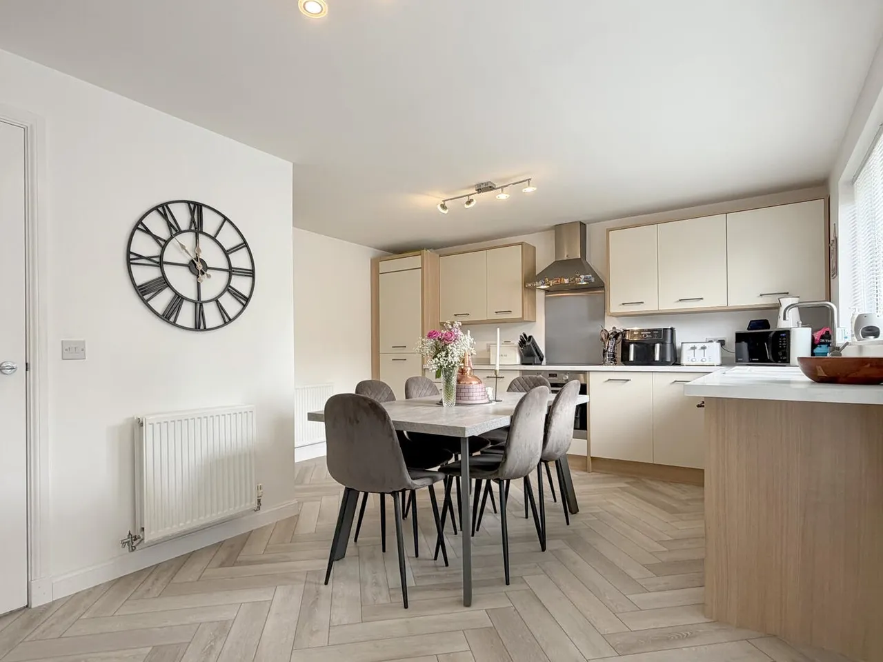 Dove Court, Elgin, photo 8