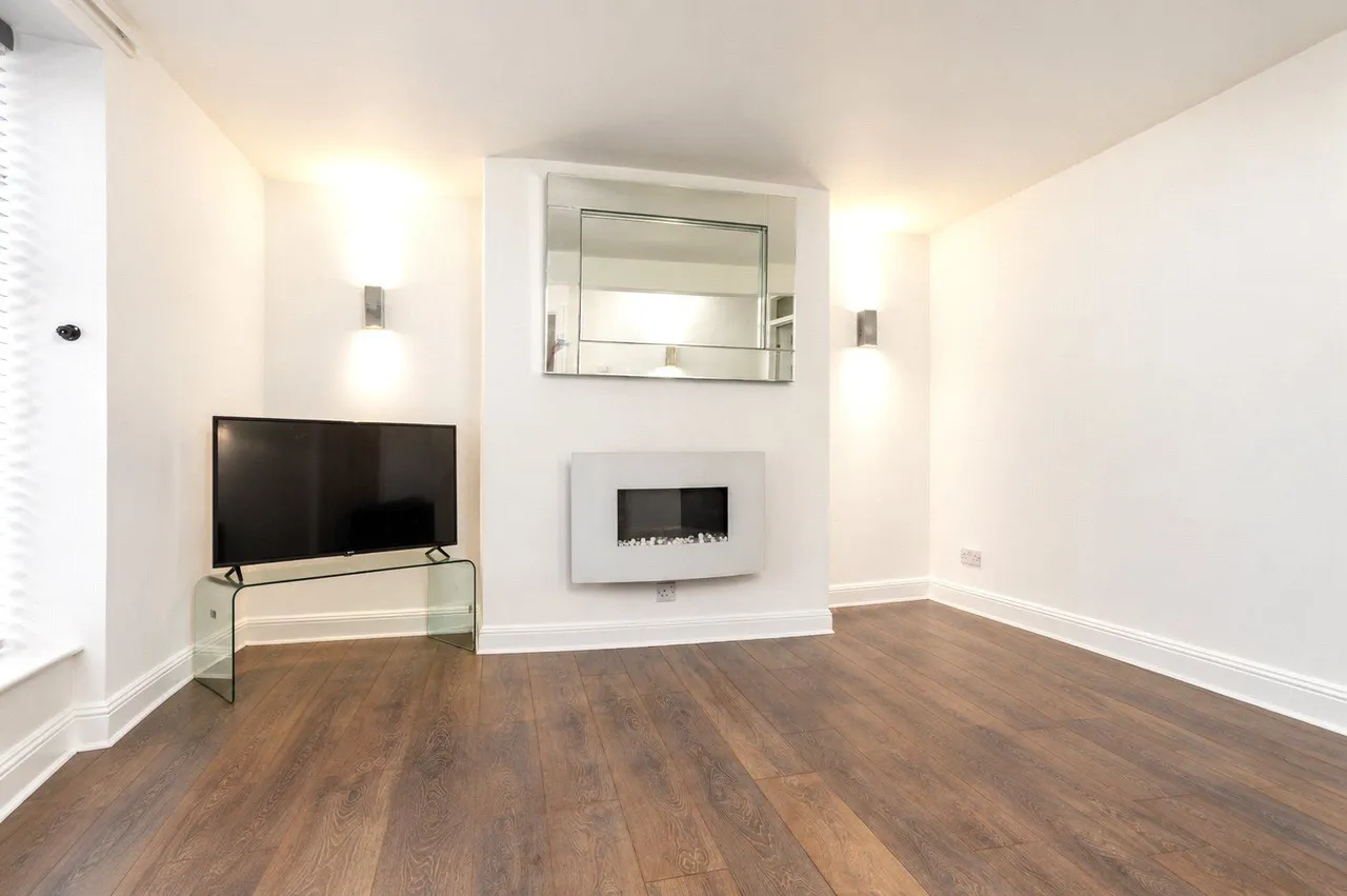 Oldham Road, Denshaw, OL3, photo 2