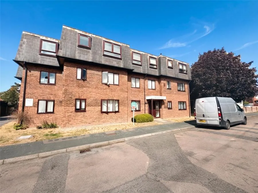 2 bed flat for sale, Alexandra Avenue, Camberley, GU15