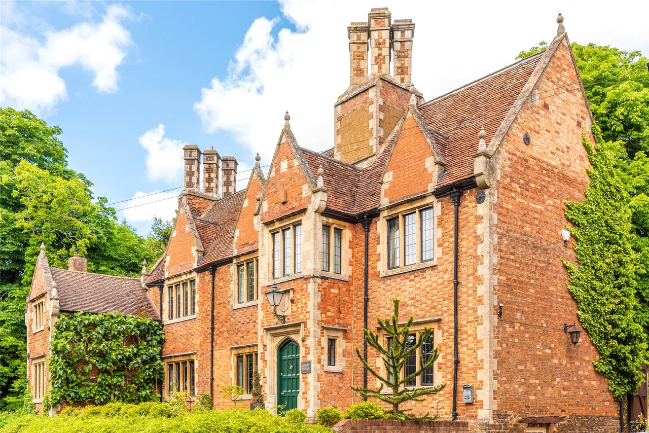 4 bed house for sale, Watling Street, Little Brickhill, MK17