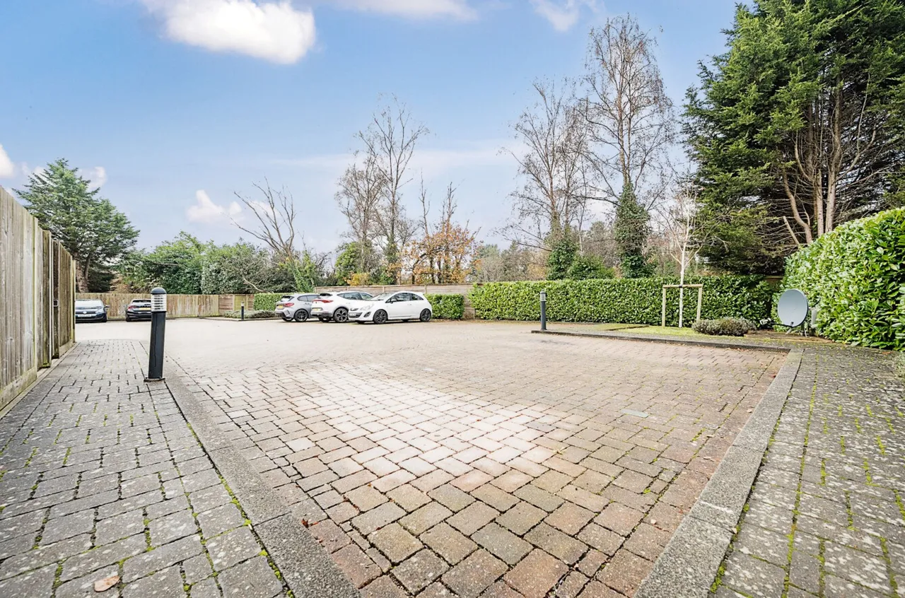 Brighton Road, Handcross, RH17, photo 12
