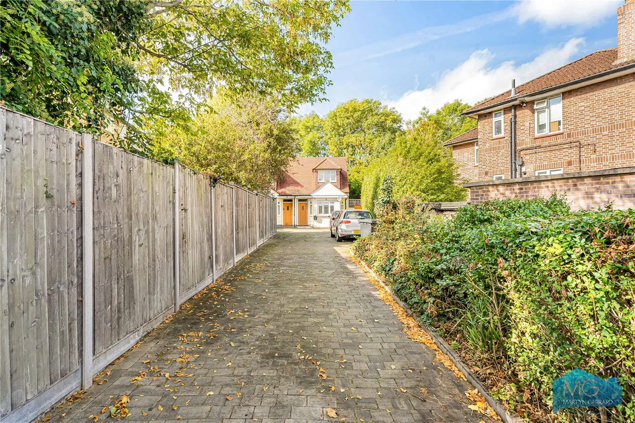 York Road, New Barnet, EN5, photo 20