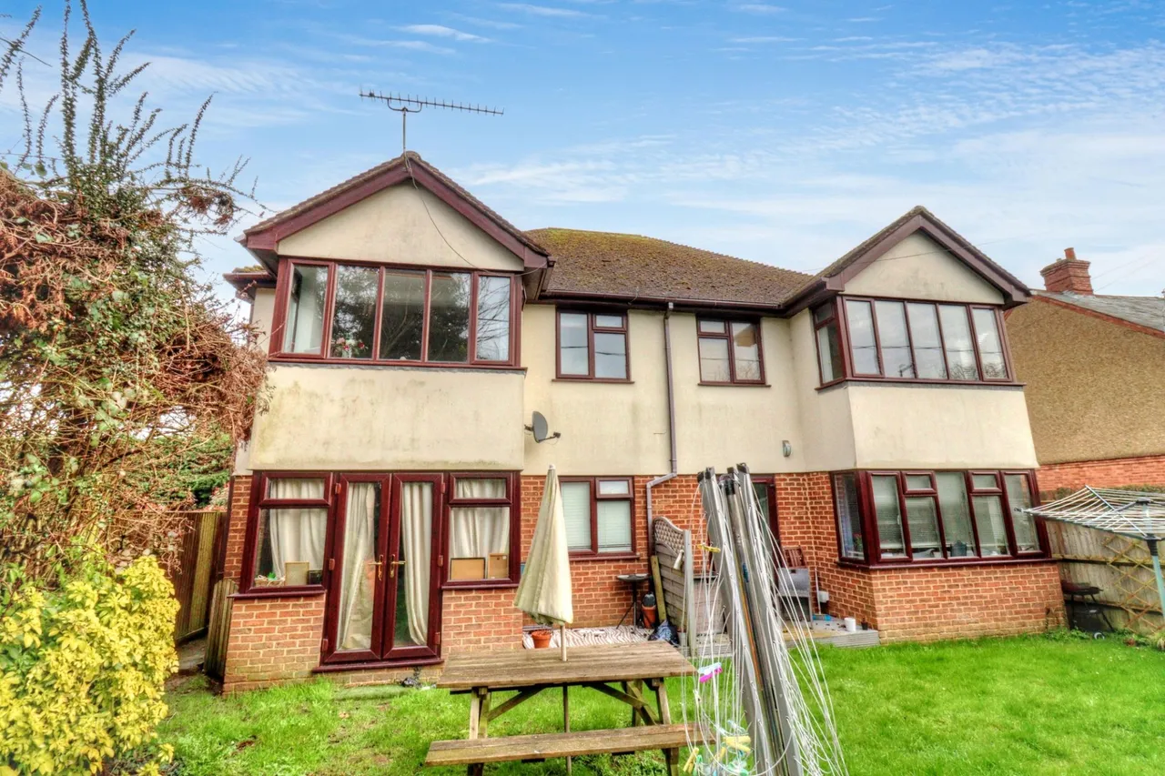 2 bed flat for sale, Wycombe Road, Stokenchurch, HP14