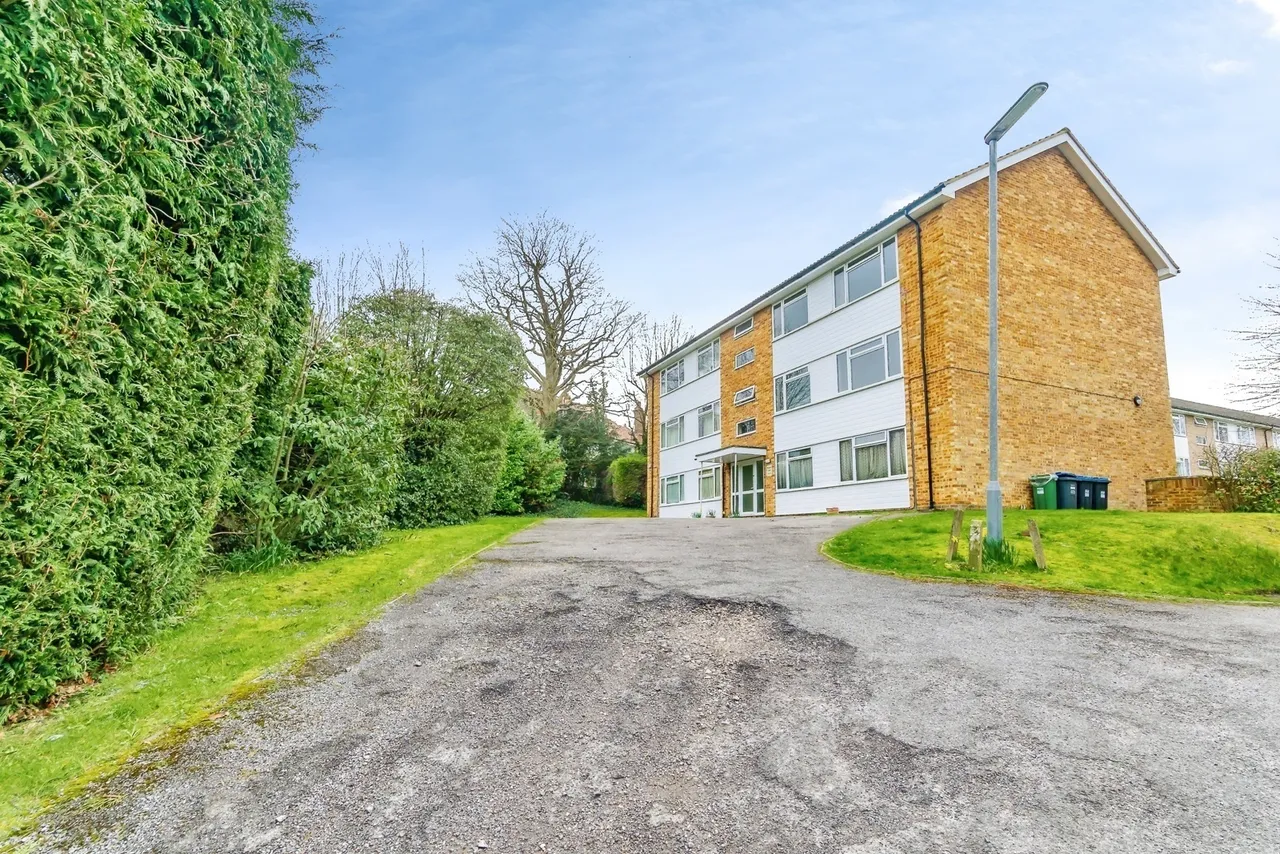 2 bed flat for sale — Tupwood Lane, Caterham, Surrey, CR3